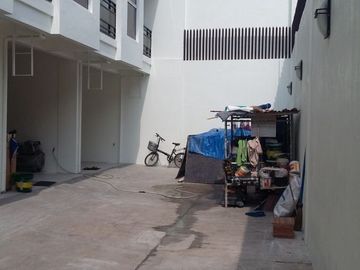 PINYAHAN DILIMAN QUEZON CITY 3-BEDROOM 2-PARKING COMPOUND