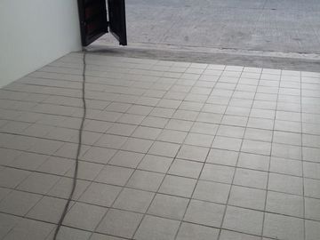 PINYAHAN DILIMAN QUEZON CITY 3-BEDROOM 2-PARKING COMPOUND