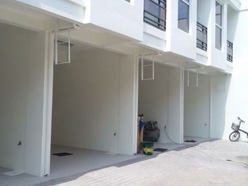 PINYAHAN DILIMAN QUEZON CITY 3-BEDROOM 2-PARKING COMPOUND