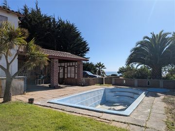 Casas y Piscina con vista al mar San Sebastian