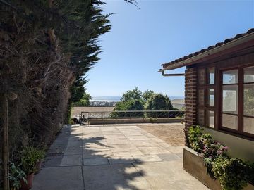 Casas y Piscina con vista al mar San Sebastian