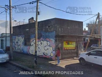 BARBARO VENDE CASA MULTIFAMILIAR CON LOCAL