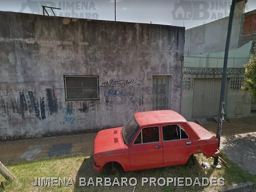 BARBARO VENDE CASA MULTIFAMILIAR CON LOCAL