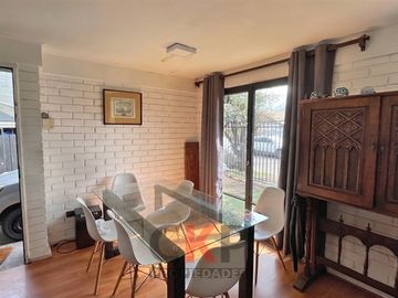Casa 4D/3B para Remodelar/ Sector El Aromo/ Terreno 264m2