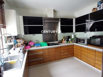 Rumah Nuansa Villa Halaman Belakang Luas Di Sektor 9 Of 9727