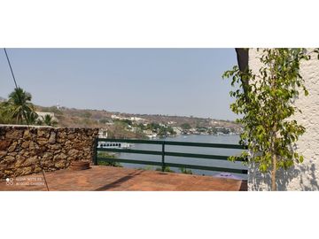 CASA EN VENTA A ORILLA DEL LAGO 