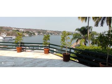 CASA EN VENTA A ORILLA DEL LAGO 