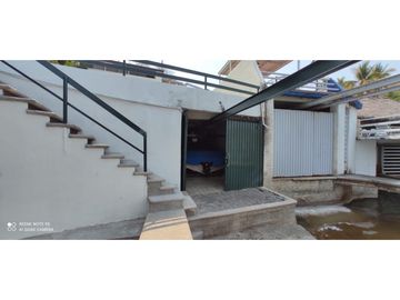 CASA EN VENTA A ORILLA DEL LAGO 
