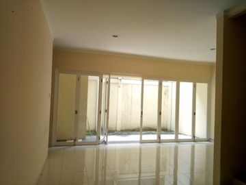 Rumah Menarik 2 Lantai luas 135 m2 di Emerald View Bintaro, AM-7261