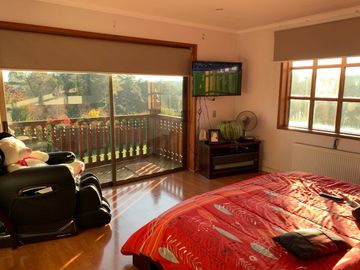 Residencia Exclusiva con Amplio Terreno en Condominio de Temuco Poniente