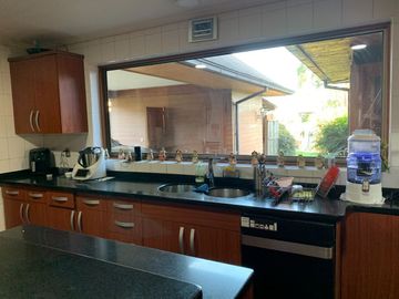 Residencia Exclusiva con Amplio Terreno en Condominio de Temuco Poniente