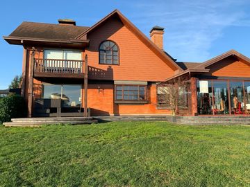 Residencia Exclusiva con Amplio Terreno en Condominio de Temuco Poniente