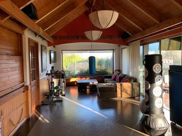 Residencia Exclusiva con Amplio Terreno en Condominio de Temuco Poniente