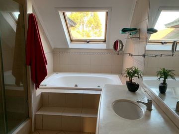Residencia Exclusiva con Amplio Terreno en Condominio de Temuco Poniente