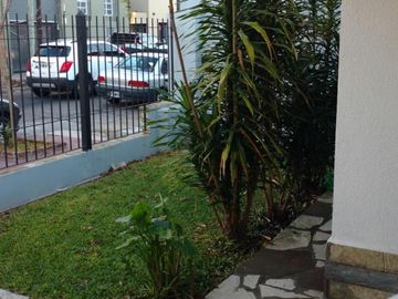 SE VENDE EXCELENTE PH DE 3 AMBIENTES AL FRENTE EN MARTINEZ CON PATIO Y COCHERA.