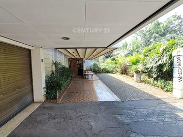 Turun Hrg Rumah Dgn Tanah Yang Luas Dalam Komplek Dekat Senayan