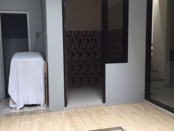 Dijual rumah 2lt siap huni di klampis semolo, Surabaya Timur