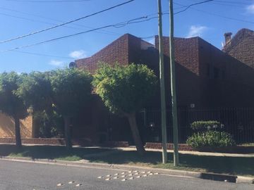 CASA EN VENTA 4 HAB. / JARDIN / QUINCHO - BARRIO HUILICHES