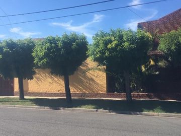 CASA EN VENTA 4 HAB. / JARDIN / QUINCHO - BARRIO HUILICHES