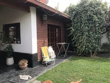 CASA EN VENTA 4 HAB. / JARDIN / QUINCHO - BARRIO HUILICHES