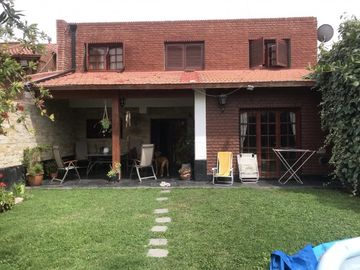 CASA EN VENTA 4 HAB. / JARDIN / QUINCHO - BARRIO HUILICHES