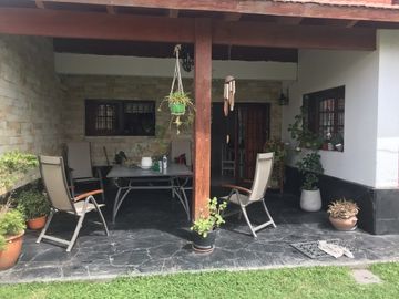 CASA EN VENTA 4 HAB. / JARDIN / QUINCHO - BARRIO HUILICHES