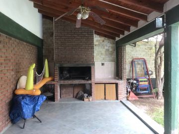 CASA EN VENTA 4 HAB. / JARDIN / QUINCHO - BARRIO HUILICHES