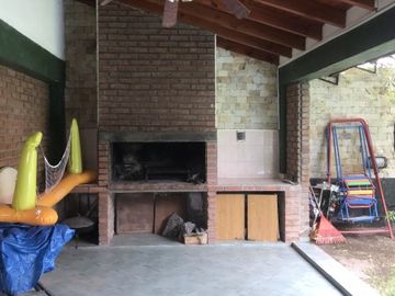 CASA EN VENTA 4 HAB. / JARDIN / QUINCHO - BARRIO HUILICHES