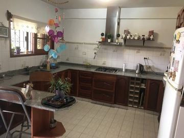 CASA EN VENTA 4 HAB. / JARDIN / QUINCHO - BARRIO HUILICHES