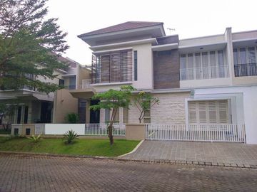 Rumah 2 Lantai Luas 240 di Araya Golf Boulevard kota Malang
