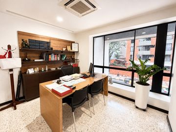 oficina en arriendo en centenario. Cod A5062