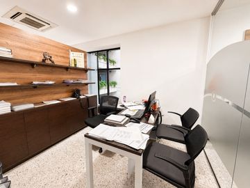oficina en arriendo en centenario. Cod A5062