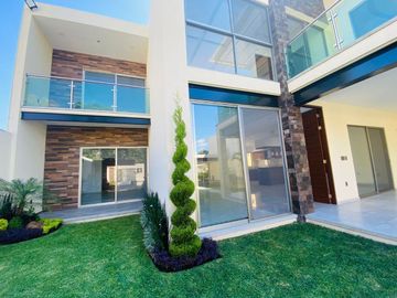 Casa en Fraccionamiento en Lomas de Vista Hermosa, Cuernavaca, Morelos CAEN-724-