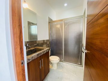 Casa en Fraccionamiento en Lomas de Vista Hermosa, Cuernavaca, Morelos CAEN-724-