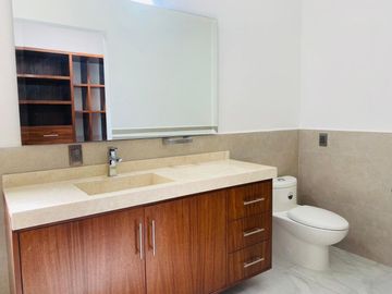 Casa en Fraccionamiento en Lomas de Vista Hermosa, Cuernavaca, Morelos CAEN-724-