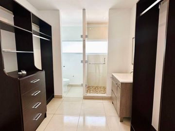 Departamento de 3 recámaras, con vista al parque, en Vía Montejo.