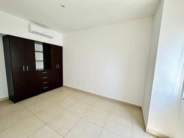 Departamento de 3 recámaras, con vista al parque, en Vía Montejo.