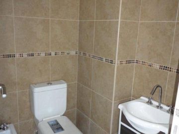 VENTA DE DEPARTAMENTO 2 AMBIENTES A ESTRENAR - CON COCHERA - PRIMER PISO AL FRENTE