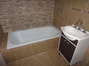 VENTA DE DEPARTAMENTO 2 AMBIENTES A ESTRENAR - CON COCHERA - PRIMER PISO AL FRENTE