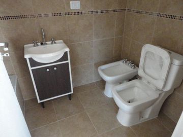 VENTA DE DEPARTAMENTO 2 AMBIENTES A ESTRENAR - CON COCHERA - PRIMER PISO AL FRENTE