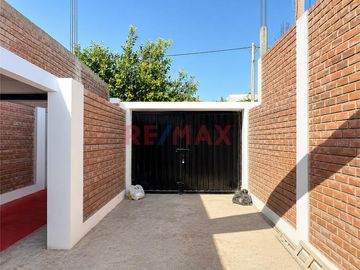 Casa Con Estacionamiento En Venta