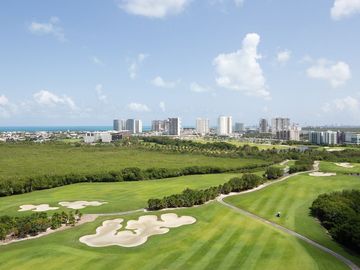 Penthouse con vista al mar, jardín y terraza privados, cuenta con 4 recamaras