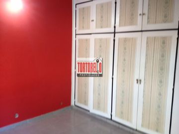 Venta de casa americana, 3 ambientes, en Merlo.