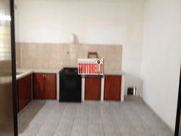 Venta de casa americana, 3 ambientes, en Merlo.