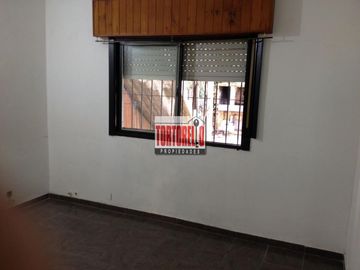 Venta de casa americana, 3 ambientes, en Merlo.
