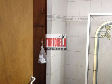 Venta de casa americana, 3 ambientes, en Merlo.