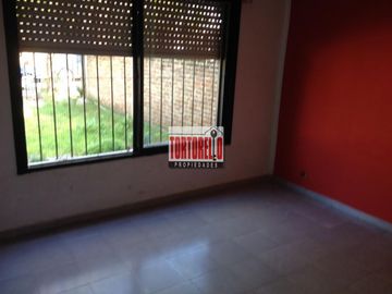 Venta de casa americana, 3 ambientes, en Merlo.