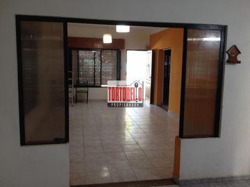 Venta de casa americana, 3 ambientes, en Merlo.