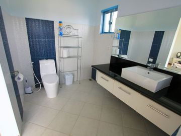 Corner House & lot for sale with 4 bedrooms in Hensonville
