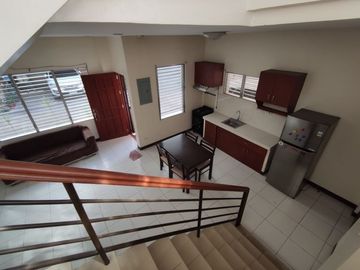 SPACIOUS 3-BR TOWNHOUSE - JUST 6 MINUTES WALK TO SAROSA HOTEL MABOLO